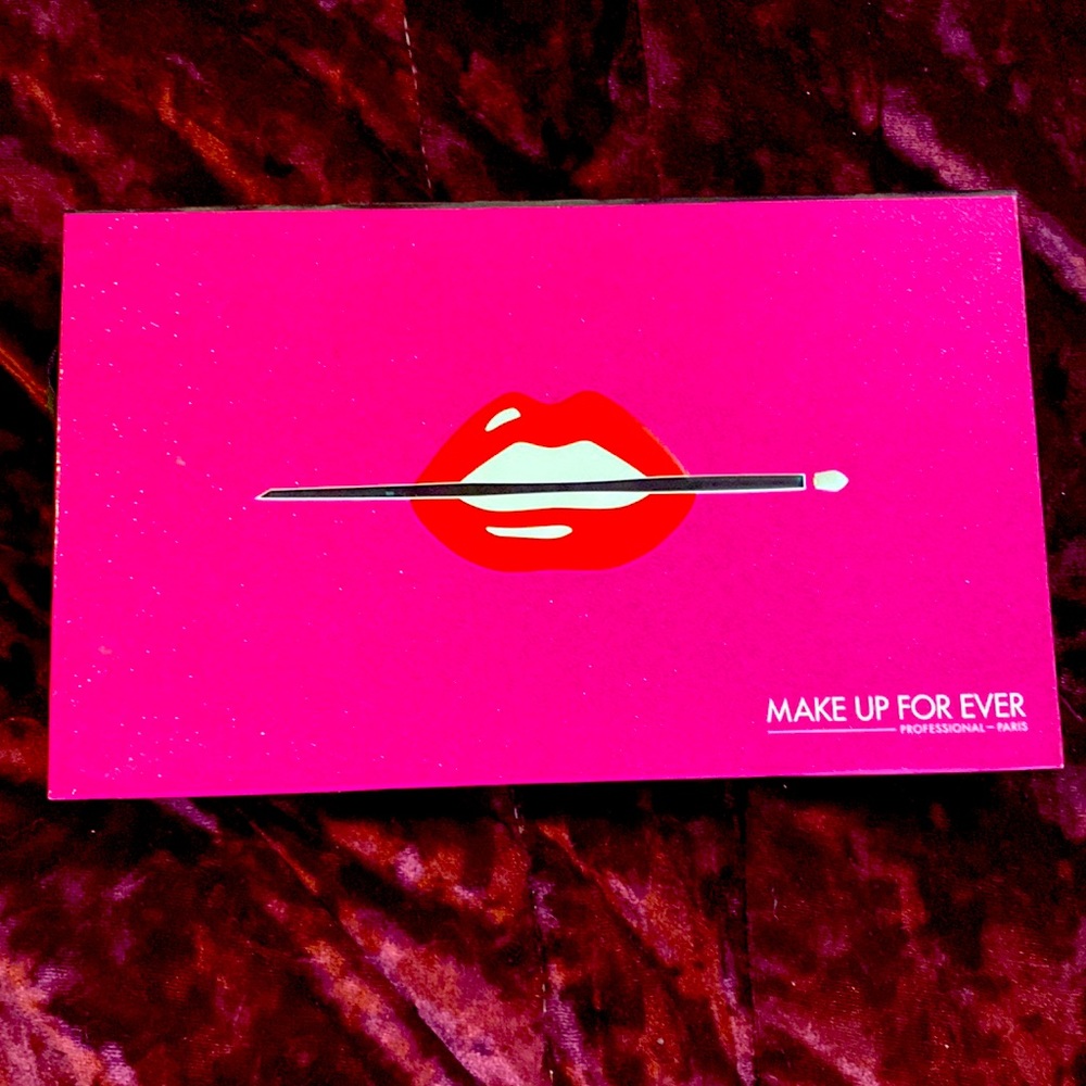 Beautiful lipgloss set w 12 brand new lipglosses.